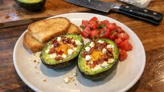 Αβοκάντο στον φούρνο με αυγό, φέτα και μπέικον: ιδανικό brunch σε 15′