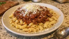 Μακαρόνια με κιμά όπως στο σπίτι: σάλτσα που δένει με αργό σιγοβράσιμο