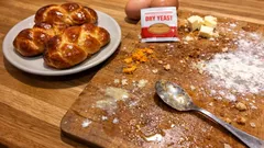 Τσουρέκια χωρίς φούσκωμα: μικρά, αρωματικά και έτοιμα χωρίς πολύωρη αναμονή