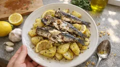 Σαρδέλες στο φούρνο με λεμονάτες πατάτες – ζουμερές και μελωμένες στο ίδιο ταψί