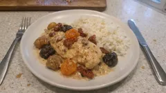 Φιλέτο κοτόπουλου με κάστανα και αποξηραμένα φρούτα σε κρεμώδη σάλτσα