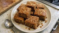 Αφράτη φανουρόπιτα ταψιού με πορτοκάλι και μπαχαρικά — νηστίσιμη και εύκολη