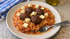 Κεφτεδάκια γιουβέτσι στον φούρνο: ζουμερό κριθαράκι που «μελώνει» σωστά