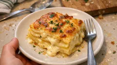 Πατάτες ογκρατέν με μπεσαμέλ: κρεμώδες φαγητό φούρνου με χρυσαφένια κρούστα