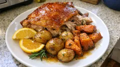 Γουρουνόπουλο στο φούρνο με μέλι-μουστάρδα και πατάτες που λιώνουν στο ταψί