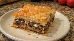 Μπουρεκάκια Λέσβου στο ταψί: χειροποίητο φύλλο με κρέας, ρύζι και μυζήθρα