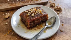 Καρυδόπιτα με φρυγανιά: αφράτη, σωστά σιροπιαστή και γεμάτη άρωμα