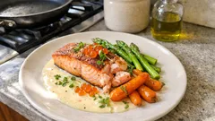 Σολομός με σάλτσα Prosecco και γλασαρισμένα λαχανικά – πιάτο που δείχνει «εστιατόριο»