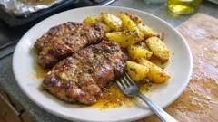 Το ταψί που βγαίνει πάντα ζουμερό: χοιρινές μπριζόλες λαιμού με πατάτες & λεμόνι-πορτοκάλι