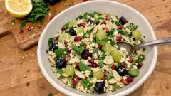 Καλοκαιρινή σαλάτα με χοντρό πλιγούρι, σταφύλι και αμύγδαλα — δροσερή και χορταστική