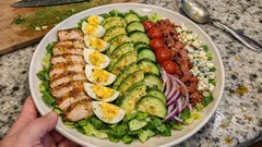 Cobb salad στο σπίτι: χορταστική σαλάτα με κοτόπουλο, αβοκάντο και μπλε τυρί