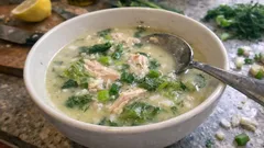 Μαγειρίτσα με κοτόπουλο: βελούδινο αβγολέμονο που δεν κόβει, βήμα-βήμα