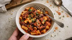 Χταπόδι κοκκινιστό με κοφτό μακαρονάκι – μελωμένο κατσαρόλας, πάντα πετυχαίνει