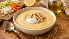 Βελουτέ κοτόσουπα με ξινό τραχανά: κρεμώδης, ζεστή και πάντα πετυχημένη