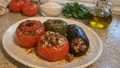 Γεμιστά με κιμά και ρύζι στο ταψί: ζουμερά, μελωμένα και «δεμένα» κάθε φορά