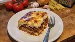 Μοσχάρι κοκκινιστό με μακαρόνια στο φούρνο: δεμένη σάλτσα και τυρί που ροδίζει