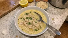 Κοτόσουπα αυγολέμονο βελούδινη: πώς να δέσει σωστά χωρίς να κόψει