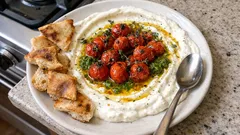 Ξινομυζήθρα με σκορδάτο γιαούρτι και ψητά ντοματίνια—ορεκτικό που στήνεται εύκολα