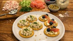 Δύο καναπεδάκια για μπουφέ: καβουροσαλάτα με γκρέιπφρουτ & κατίκι με berries