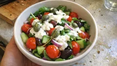 Δροσερή σαλάτα με ντοματίνια και κρεμώδη σάλτσα φέτας – έτοιμη σε 15 λεπτά