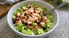 Σαλάτα με ξινόμηλο, ρόδι και καρύδια — με κρεμώδες ντρέσινγκ πορτοκαλιού