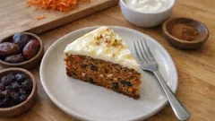 Carrot cake χωρίς ζάχαρη και αυγά: αφράτο, με φυσική γλύκα από χουρμάδες