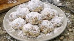 Κουραμπιέδες αφράτοι και βουτυράτοι: η συνταγή που βγαίνει πάντα λευκή