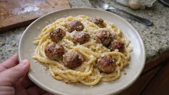 Πικάντικη καρμπονάρα με κεφτεδάκια – κρεμώδης σάλτσα που δεν «κόβει», βήμα-βήμα