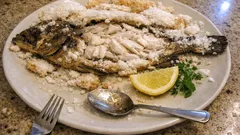 Σφυρίδα στο φούρνο σε κρούστα αλατιού: ζουμερό ψάρι με 3 υλικά και ελάχιστη προετοιμασία