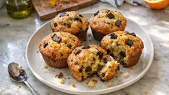 Μάφιν πορτοκαλιού με κομμάτια σοκολάτας – αφράτα και ζουμερά, σε ένα μπολ