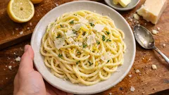 Spaghetti al limone: κρεμώδης μακαρονάδα λεμονιού χωρίς κρέμα, σε 15 λεπτά