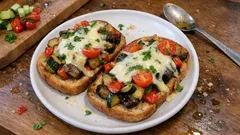 Ανοιχτό σάντουιτς με ψητά λαχανικά και λιωμένο τυρί — έτοιμο σε 15′