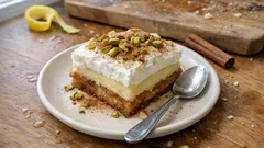 Εκμέκ με τσουρέκι και κρέμα μαστίχας: ζουμερό γλυκό ψυγείου με τραγανό φιστίκι