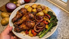 Μπουτάκια κοτόπουλου στο ταψί με πατάτες και μπροκολίνι – ζουμερά, κάθε φορά