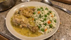 Κοτόπουλο λεμονάτο κατσαρόλας με ρύζι πιλάφι: ζουμερό και δεμένο κάθε φορά