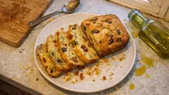 Νηστίσιμο αλμυρό κέικ με ελαιόλαδο και ελιές – αφράτο, σε ένα μπολ, χωρίς αυγά