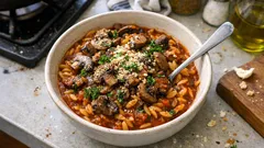 Γιουβέτσι με μανιτάρια στον φούρνο – μελωμένο κριθαράκι σε κόκκινη σάλτσα ντομάτας