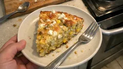 Αλμυρό κέικ καλαμποκιού με γιαούρτι και τυριά – χωρίς μίξερ, έτοιμο σε 30′