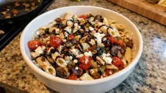 Κρύα μακαρονοσαλάτα με ψητά λαχανικά και σως φέτας – ιδανική για τάπερ