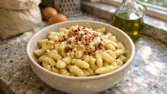 Μπουκιές Μεσσηνίας με λάδι και ξερή μυζήθρα – το παραδοσιακό ζυμαρικό που τρώγεται ζεστό