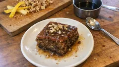 Καρυδόπιτα σιροπιαστή και αφράτη – ο σωστός τρόπος για να μην «βαρύνει»