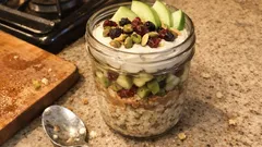 Πρωινό σε βαζάκι για το γραφείο: δημητριακά, αμυγδαλοβούτυρο και φρούτα από το βράδυ