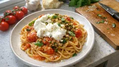 Σπαγγέτι με κρέμα ντομάτας και παρμεζάνα—το μικρό τρικ με τη φλούδα που κάνει διαφορά
