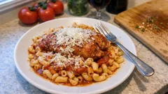 Κοτόπουλο κοκκινιστό με μακαρόνια σε μία κατσαρόλα – για σάλτσα που δένει τέλεια