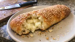 Παριανή φουσκωτή με κεφαλοτύρι και σουσάμι: αφράτη, τυρένια και εύκολη