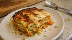 Λαζάνια με κολοκύθα και γλυκοπατάτα: τα λαχανικά ψήνονται και γίνονται όλο άρωμα