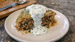 Λαχανόπιτα φούρνου με κιμά και ρύζι – με δροσερή σάλτσα γιαουρτιού-λεμονιού