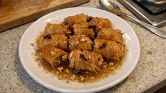 Σαμουσάδες με χειροποίητο φύλλο: τραγανές απ’ έξω, μελωμένες μέσα