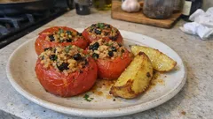 Γεμιστά με πλιγούρι: ζουμερές ντομάτες με σταφίδα και κουκουνάρι, χωρίς νερό