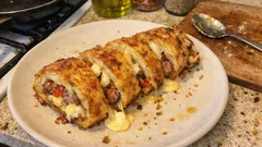 Τραγανό ρολό πατάτας με λουκάνικο και πιπεριές – με τυριά που λιώνουν